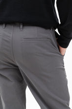 Laden Sie das Bild in den Galerie-Viewer, Aros Solotex Chino Hose Battleship Grey