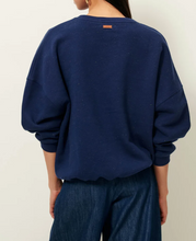 Laden Sie das Bild in den Galerie-Viewer, CHEBBI Pullover, Blazerblau