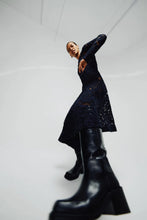 Laden Sie das Bild in den Galerie-Viewer, ENID Orchideen-Spitzenkleid Schwarz