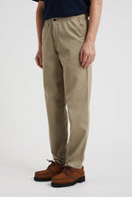 Laden Sie das Bild in den Galerie-Viewer, Ezra Relaxed Organic Stretch Twill Hose, Moosgrün