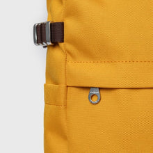 Laden Sie das Bild in den Galerie-Viewer, ICON Rolltop Rucksack M Goldgelb