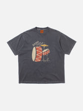 Laden Sie das Bild in den Galerie-Viewer, Koffe Trummor T-Shirt Anthrazit