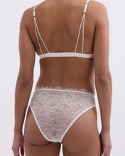 Laden Sie das Bild in den Galerie-Viewer, KYLIE Lacy Slip mit mittlerer Bundhöhe, Weiß