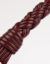 Laden Sie das Bild in den Galerie-Viewer, Leo Twisted Handle Dunkle Kirsche Weiches genarbtes Leder