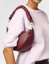 Laden Sie das Bild in den Galerie-Viewer, Leo Twisted Handle Dunkle Kirsche Weiches genarbtes Leder