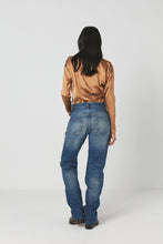 Laden Sie das Bild in den Galerie-Viewer, Adeena Stretch Glanz-Top Haselnuss