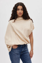 Laden Sie das Bild in den Galerie-Viewer, MIST Ripple drape blouse, Sand