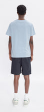 Laden Sie das Bild in den Galerie-Viewer, Standard T-Shirt Overdye Hellblau