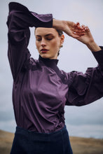 Laden Sie das Bild in den Galerie-Viewer, PLEAT blouse, Plum Perfect