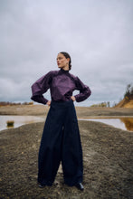 Laden Sie das Bild in den Galerie-Viewer, PLEAT blouse, Plum Perfect