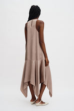 Laden Sie das Bild in den Galerie-Viewer, Kleid mit Schalkragen und Saum, Dunkel Taupe
