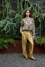 Laden Sie das Bild in den Galerie-Viewer, SIBYL Hemd aus Ikat-Voile, Zitrus Dunkelbeige