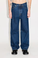 Laden Sie das Bild in den Galerie-Viewer, Skew Twisted Barrel Jeans Dunkle Indigo-Waschung