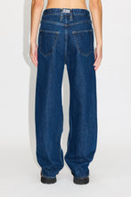 Laden Sie das Bild in den Galerie-Viewer, Skew Twisted Barrel Jeans Dunkle Indigo-Waschung