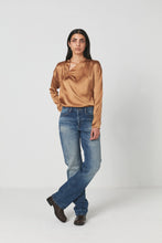 Laden Sie das Bild in den Galerie-Viewer, Adeena Stretch Glanz-Top Haselnuss