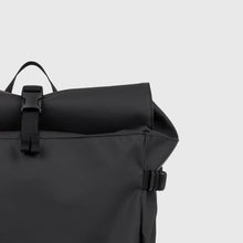 Laden Sie das Bild in den Galerie-Viewer, STREAM Slim Rolltop Rucksack L Schwarz