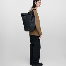 Laden Sie das Bild in den Galerie-Viewer, STREAM Slim Rolltop Rucksack L Schwarz