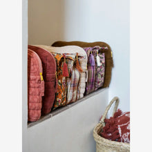 Laden Sie das Bild in den Galerie-Viewer, Gesteppte Waschtasche 30x8x20cm, Tobacco
