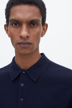 Laden Sie das Bild in den Galerie-Viewer, Gestricktes Polohemd Marineblau
