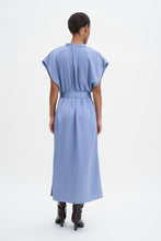 Laden Sie das Bild in den Galerie-Viewer, Geknöpftes Kleid mit Stehkragen und Gürtel – Himmelblau
