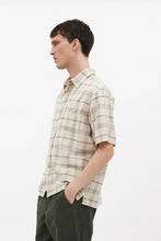 Laden Sie das Bild in den Galerie-Viewer, Ivan Relaxed Check SS Shirt Oatmeal
