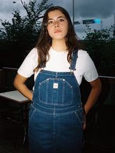 Laden Sie das Bild in den Galerie-Viewer, Latzhose Astrid Denim Blau
