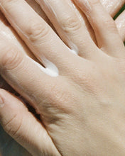 Laden Sie das Bild in den Galerie-Viewer, 288 Handcreme 30 ml Angelika
