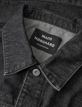Laden Sie das Bild in den Galerie-Viewer, Arizona Schwarze Jeansjacke, Black Grey Stone Wash
