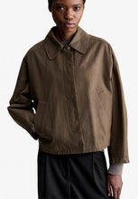 Laden Sie das Bild in den Galerie-Viewer, Becca waxed cotton rain jacket, Khaki
