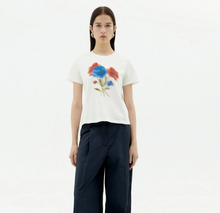 Load image into Gallery viewer, Ida Blurry Flower T-shirt
