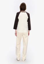 Laden Sie das Bild in den Galerie-Viewer, Clara Top, beige/marron
