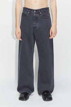 Load image into Gallery viewer, Criss Loose-fit Jeans Washed Black
