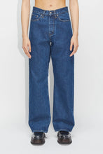 Laden Sie das Bild in den Galerie-Viewer, Criss Loose Fit Jeans Dunkle Indigo-Waschung
