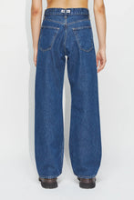 Laden Sie das Bild in den Galerie-Viewer, Criss Loose Fit Jeans Dunkle Indigo-Waschung
