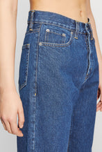 Laden Sie das Bild in den Galerie-Viewer, Criss Loose Fit Jeans Dunkle Indigo-Waschung
