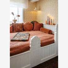 Laden Sie das Bild in den Galerie-Viewer, Round Velvet Cushion, Dusty Peach
