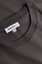 Laden Sie das Bild in den Galerie-Viewer, Dyrehaven Organic T-Shirt mit Logo-Print, Shale
