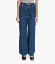 Laden Sie das Bild in den Galerie-Viewer, ELISABETH Jeans Stonewashed Indigo
