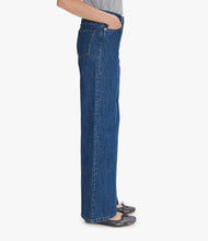Laden Sie das Bild in den Galerie-Viewer, ELISABETH Jeans Stonewashed Indigo
