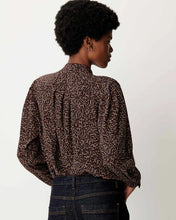 Laden Sie das Bild in den Galerie-Viewer, ESPERANZO Blouse, Coffea Pianoroll
