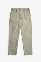 Laden Sie das Bild in den Galerie-Viewer, Ezra Relaxed Organic Stretch Twill Hose, Moosgrün
