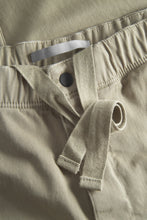 Laden Sie das Bild in den Galerie-Viewer, Ezra Relaxed Organic Stretch Twill Hose, Moosgrün
