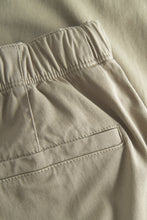 Laden Sie das Bild in den Galerie-Viewer, Ezra Relaxed Organic Stretch Twill Hose, Moosgrün
