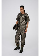 Laden Sie das Bild in den Galerie-Viewer, GINE Oberteil aus gerafftem Ripstop-Gewebe Metallic Olive
