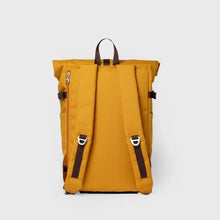 Laden Sie das Bild in den Galerie-Viewer, ICON Rolltop Rucksack M Goldgelb

