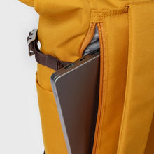 Laden Sie das Bild in den Galerie-Viewer, ICON Rolltop Rucksack M Goldgelb
