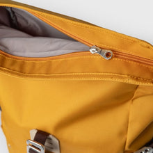 Laden Sie das Bild in den Galerie-Viewer, ICON Rolltop Rucksack M Goldgelb
