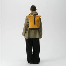 Laden Sie das Bild in den Galerie-Viewer, ICON Rolltop Rucksack M Goldgelb
