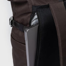 Laden Sie das Bild in den Galerie-Viewer, ICON Rolltop Rucksack M, Braun
