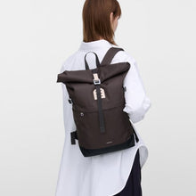Laden Sie das Bild in den Galerie-Viewer, ICON Rolltop Rucksack M, Braun
